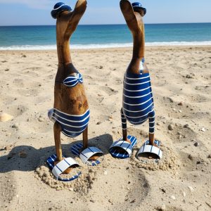 entenset „gerd & gertrud" blau weiß gestreift – maritime dekofigur mit badeanzug und bikini und flip flops, in 3 größen