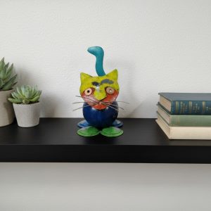 raupe ludwig metalldeko auf schaukel – handgefertigte gartendeko zum hängen oder stellen